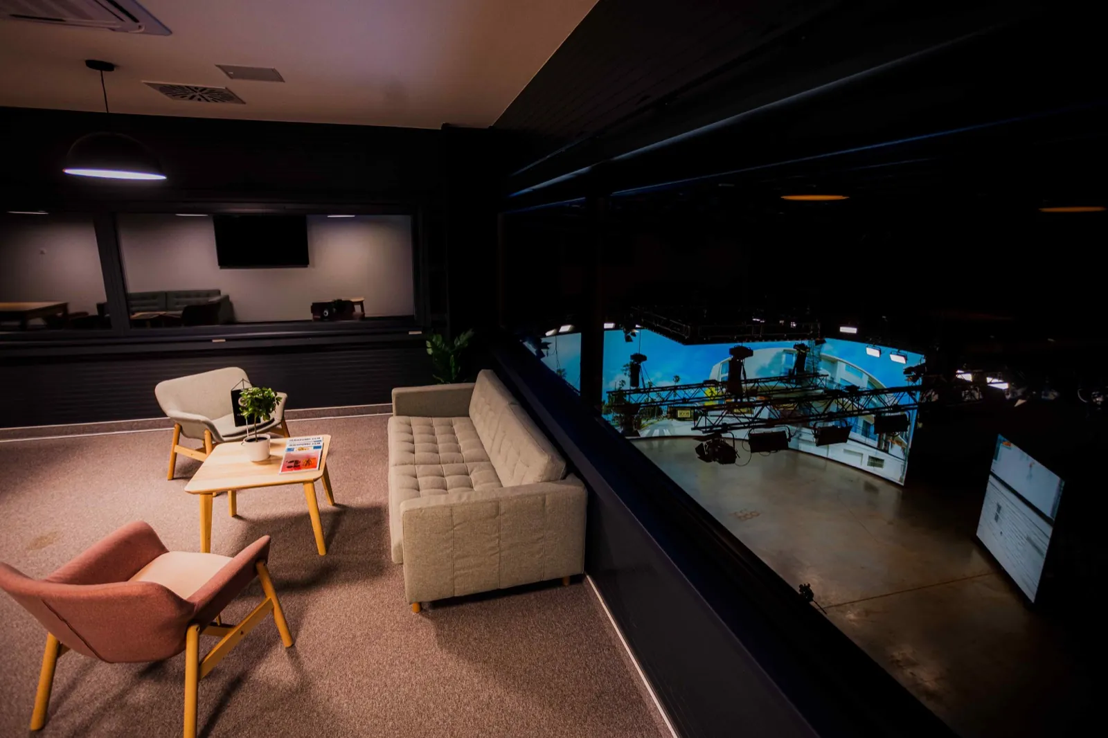 United Illusions – lounge above the LED volume